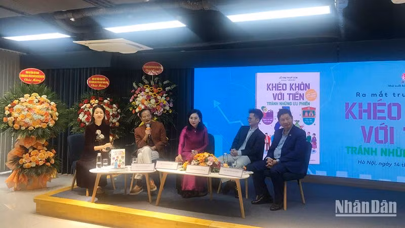 Các diễn giả trò chuyện về cuốn sách tại buổi ra mắt sách.