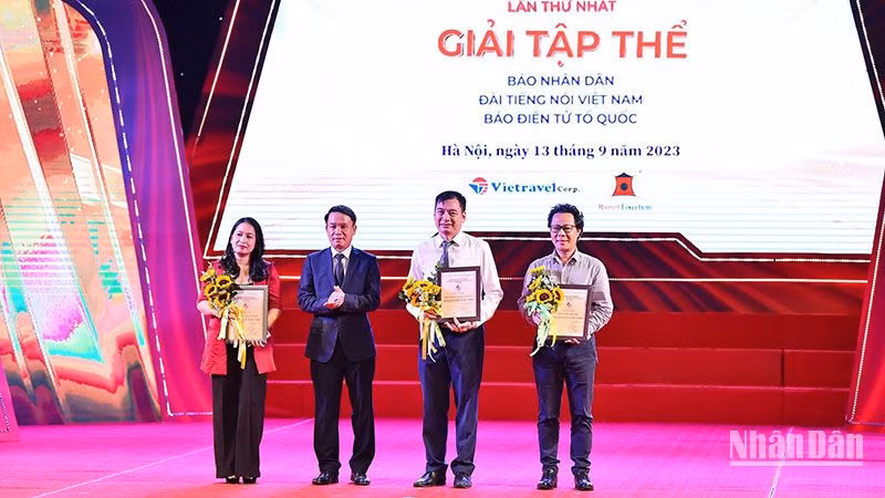  Báo Nhân Dân được trao giải tập thể cùng với Đài Tiếng nói Việt Nam và Báo Điện tử Tổ quốc. (Ảnh: TRẦN HẢI - THỦY NGUYÊN)