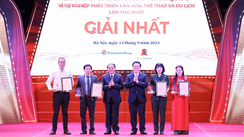 Đồng chí Nguyễn Trọng Nghĩa, Bí thư Trung ương Đảng, Trưởng Ban Tuyên giáo Trung ương và Bộ trưởng Văn hóa, Thể thao và Du lịch Nguyễn Văn Hùng trao giải thưởng cho các tác giả giành giải Nhất.