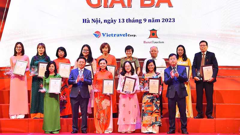 Các tác giả giành giải ba.