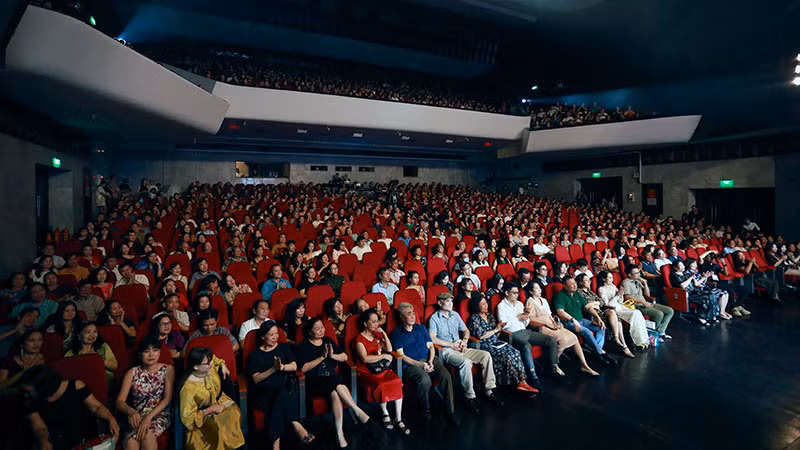 Khán giả ngồi chật kín khán phòng.