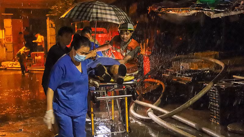 Các lực lượng chức năng có mặt tại hiện trường.