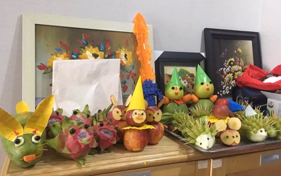 Trái cây tạo thành hình các con vật để chuẩn bị cho mâm ngũ quả.