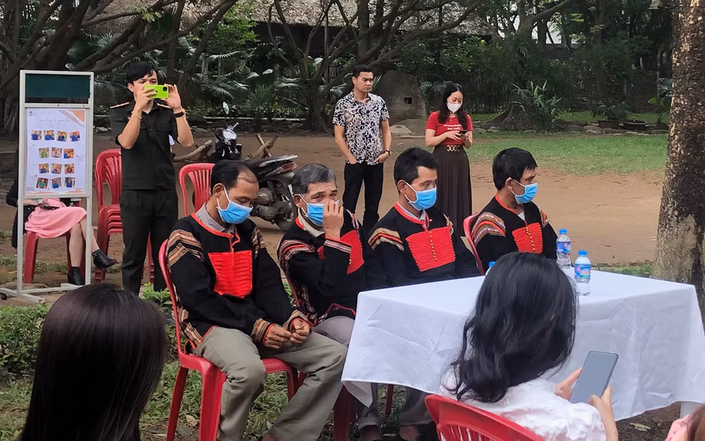 Các thợ thủ công từ Tây Nguyên ra sửa nhà.