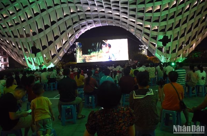 Khán giả Đà Nẵng xem phim ngoài trời tại Liên hoan phim châu Á Đà Nẵng lần thứ 1. (Ảnh: ANH ĐÀO)