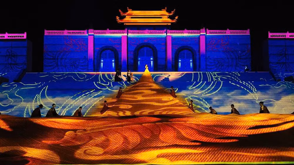 Tà áo dài trải trên hàng nghìn bậc thang.