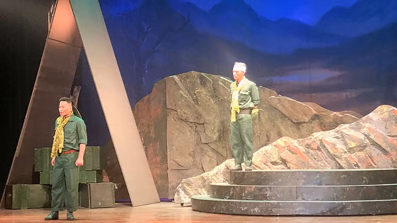 Đoạn thoại giữa hai cha con Sư trưởng và Đại đội trưởng gây xúc động.