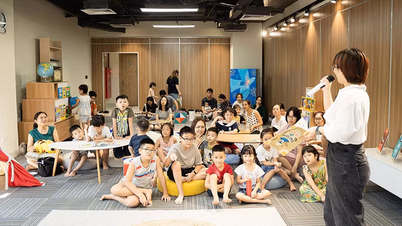 Các em nhỏ hứng thú với các trò chơi.