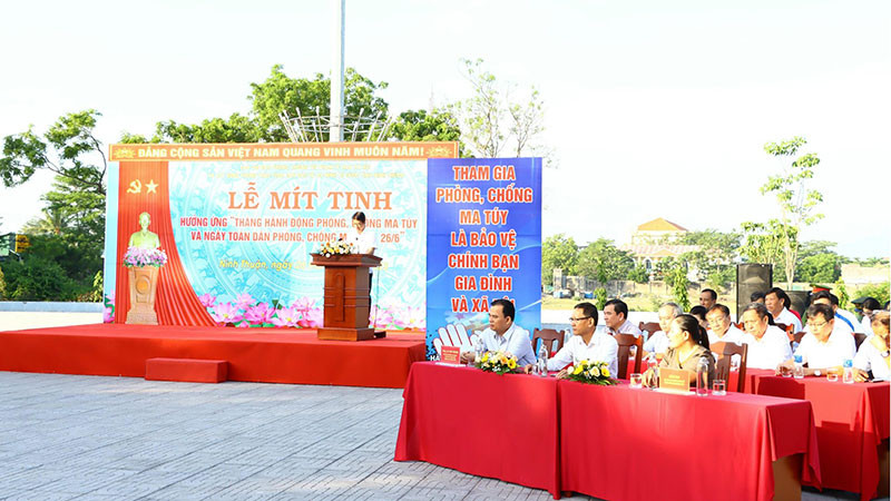 Quang cảnh buổi lễ mít-tinh.
