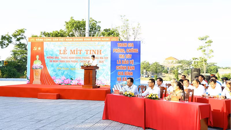 Quang cảnh buổi lễ mít-tinh.