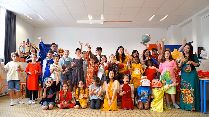 Các em nhỏ Pháp tham gia một workshop về văn hóa Việt Nam của dự án Toucher Arts. (Ảnh: Ban tổ chức)