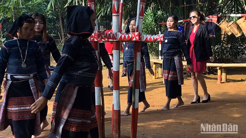 Đồng bào trình diễn dân ca dân vũ cùng du khách tại Làng.