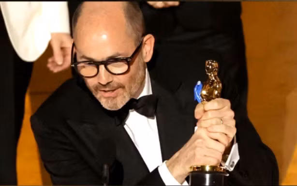 Đạo diễn Edward Berger tại lễ trao giải. (Ảnh: Hollywood Reporter)
