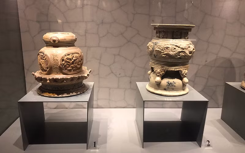 Lư hương đắp nổi hình rồng trên nền men hoa lam, thế kỷ 16 và 17.