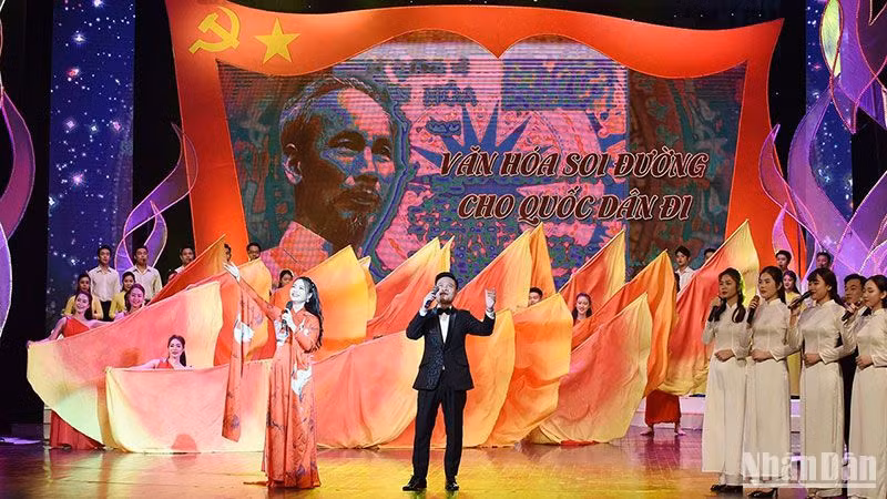 Chương trình nghệ thuật đặc biệt kỷ niệm 80 năm ra đời Đề cương về Văn hóa Việt Nam. (Ảnh: TRẦN HẢI)