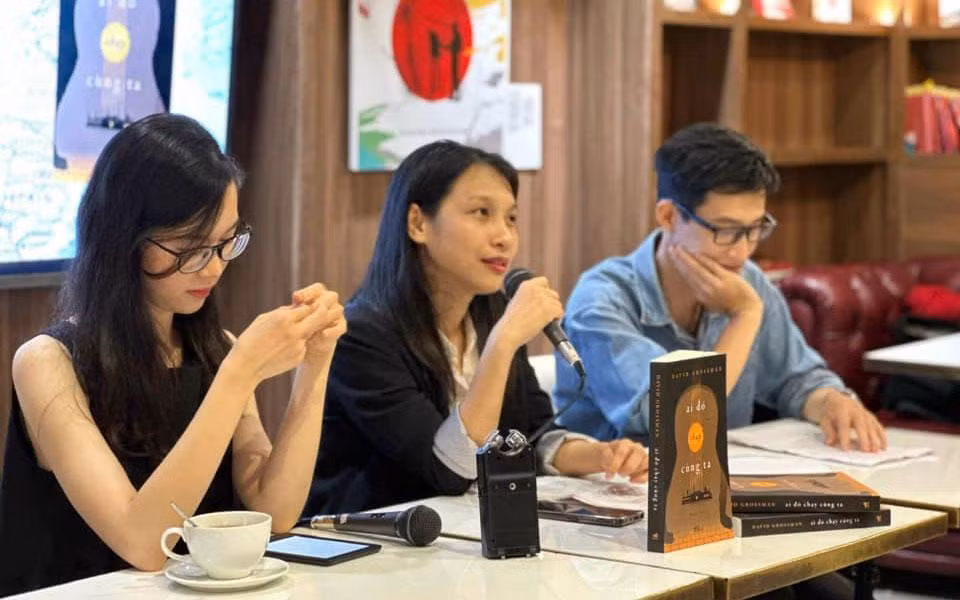 Nhà văn Hiền Trang, các biên tập viên Thùy Linh và Đức Anh tại buổi giao lưu. (Ảnh: NHÃ NAM)