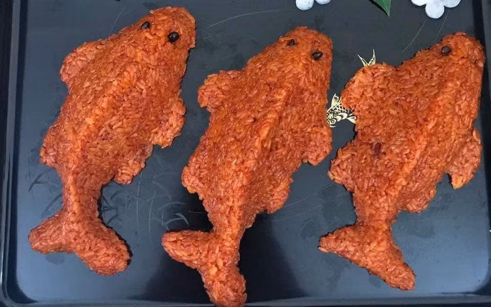 Xôi gấc hình cá chép.