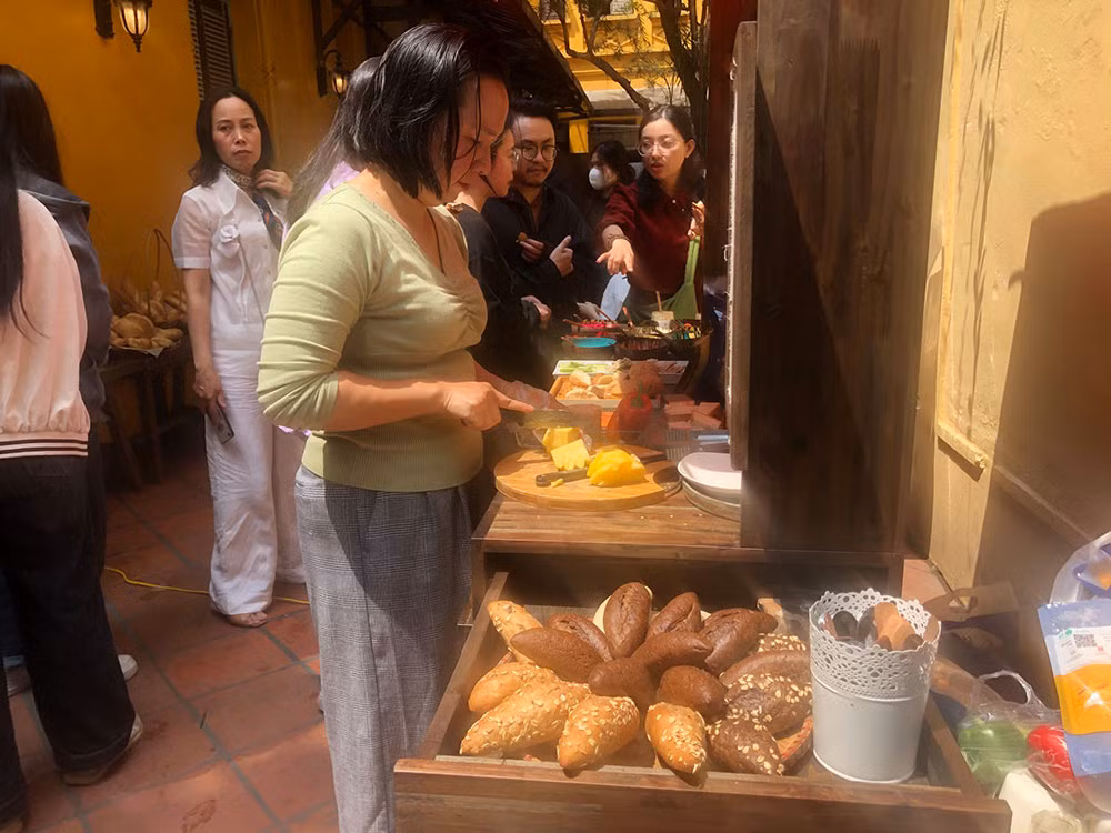 Một quầy bánh mì với đủ loại nhân.