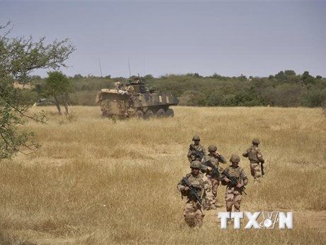 Binh sĩ quân đội Pháp tuần tra trong chiến dịch Barkhane ở miền Bắc Burkina Faso ngày 12/11/2019. (Ảnh: AFP/TTXVN)