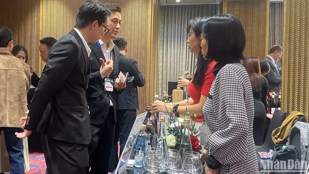 Các nhà cung cấp rượu vang giới thiệu sản phẩm tới đối tác.