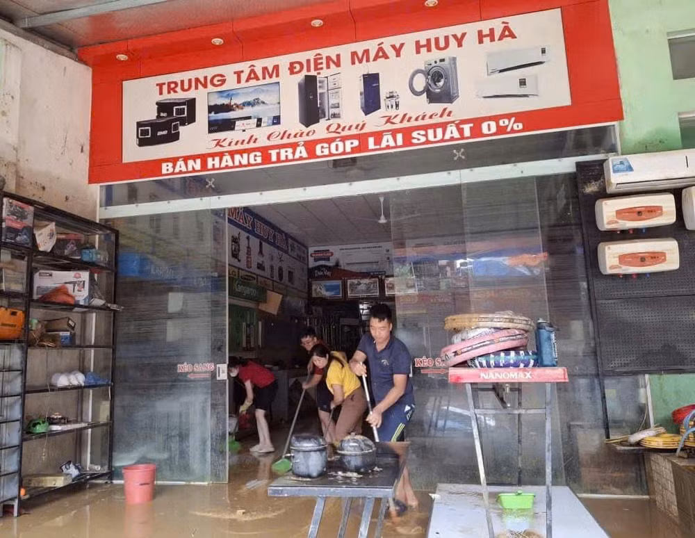 Thanh niên Agribank Chi nhánh Bắc Yên Bái hỗ trợ người dân dọn dẹp nhà cửa sau khi lũ rút.