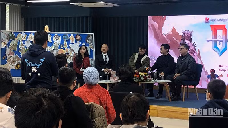 Nhóm tác giả “Bí ẩn Ozon” trong buổi ra mắt sách.