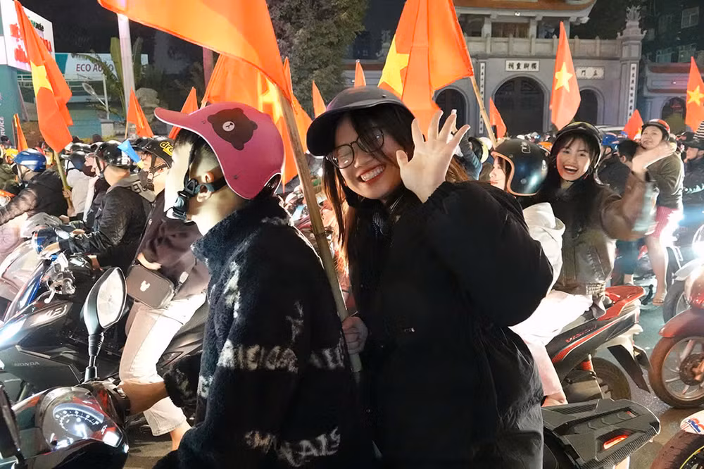 Người hâm mộ đổ ra đường mừng đội tuyển Việt Nam vô địch ASEAN Cup 2024 ảnh 37