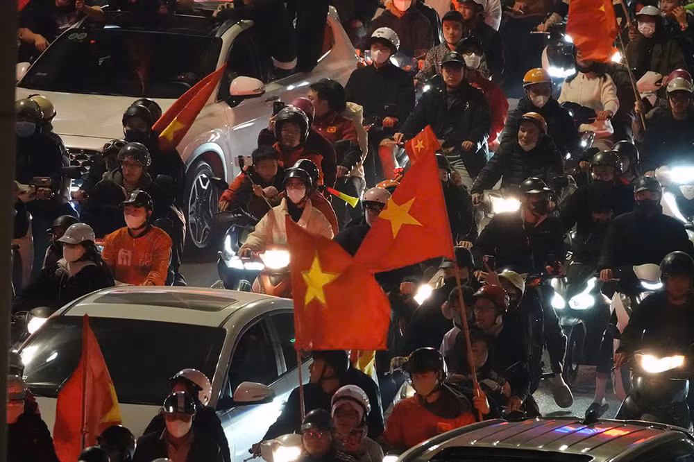 Người hâm mộ đổ ra đường mừng đội tuyển Việt Nam vô địch ASEAN Cup 2024 ảnh 36