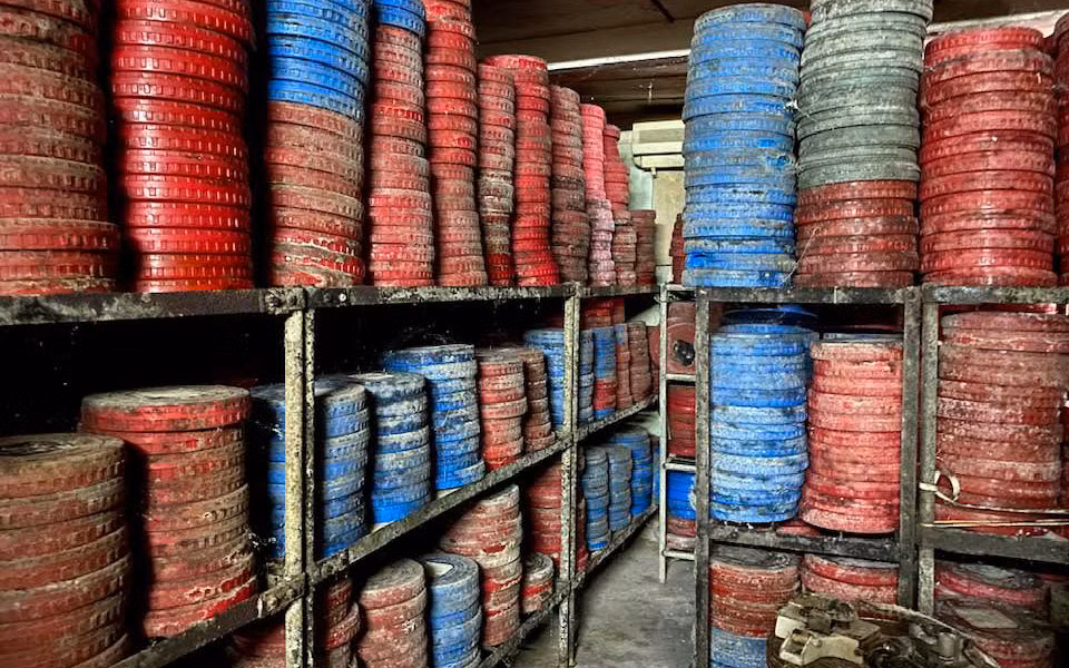 300 cuốn phim, trong đó có nhiều phim lịch sử, phim kinh điển đang được lưu giữ theo cách này. (Ảnh: Đạo diễn, NSND Nguyễn Thanh Vân)