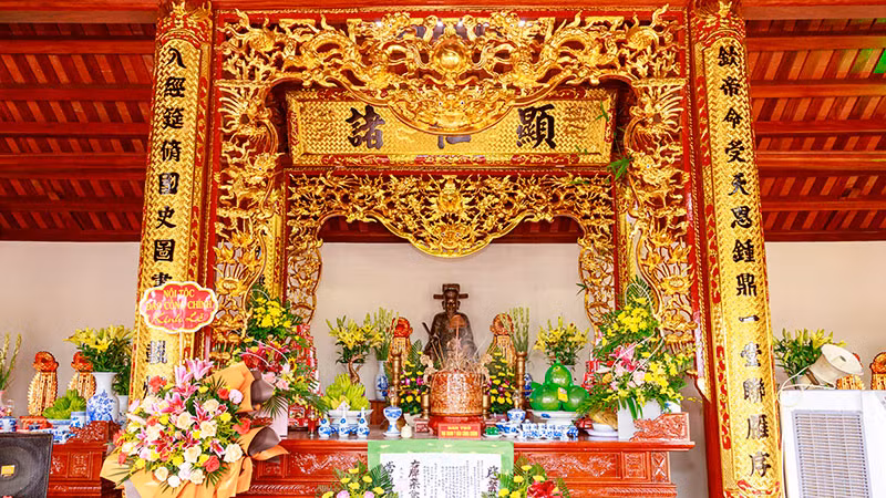 Tượng đại danh y trong gian thờ.