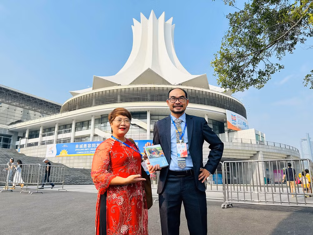 Dịch giả Nguyễn Lệ Chi (Chibooks) và tác giả Đỗ Quang Tuấn Hoàng giới thiệu sách về văn hóa Việt Nam tại chương trình.