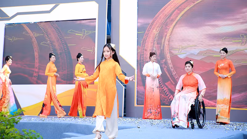 Những người mẫu đặc biệt trình diễn bộ sưu tập.