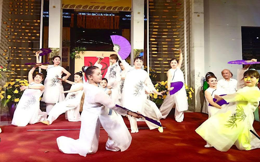 Biểu diễn nghệ thuật trong chương trình Muôn nẻo đường tơ đêm khai mạc.