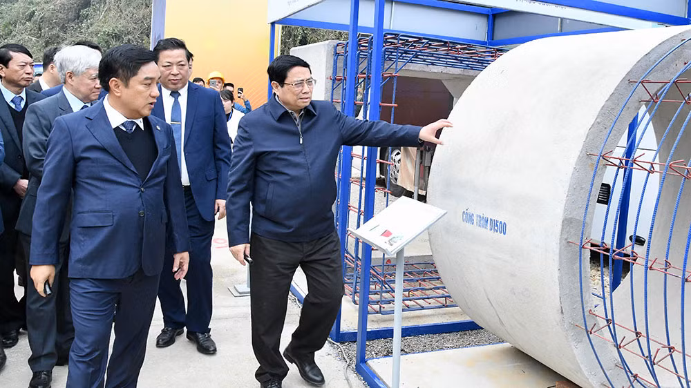 Thủ tướng Phạm Minh Chính kiểm tra mẫu kết cấu bê-tông sẽ được thi công tại dự án cao tốc. (Ảnh: Thanh Giang)