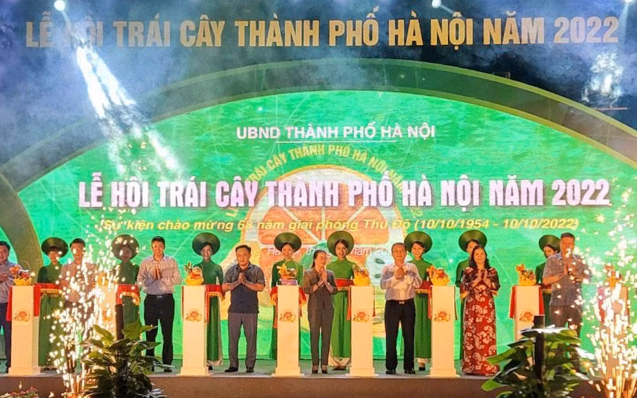 Các đại biểu cắt băng khai mạc Lễ hội trái cây thành phố Hà Nội năm 2022.