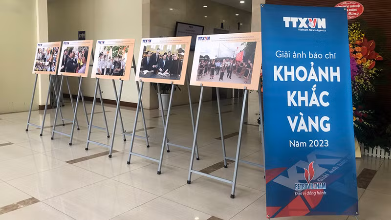 Trưng bày một số tác phẩm ảnh báo chí của các phóng viên TTXVN.