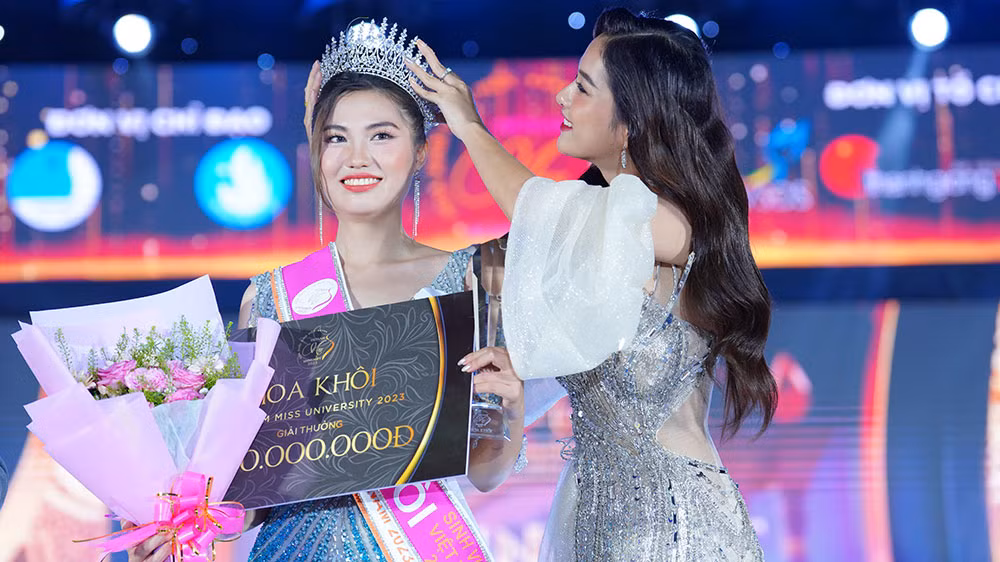 Thí sinh Trịnh Huyền Mai đăng quang cuộc thi Hoa khôi Sinh viên Việt Nam 2023.