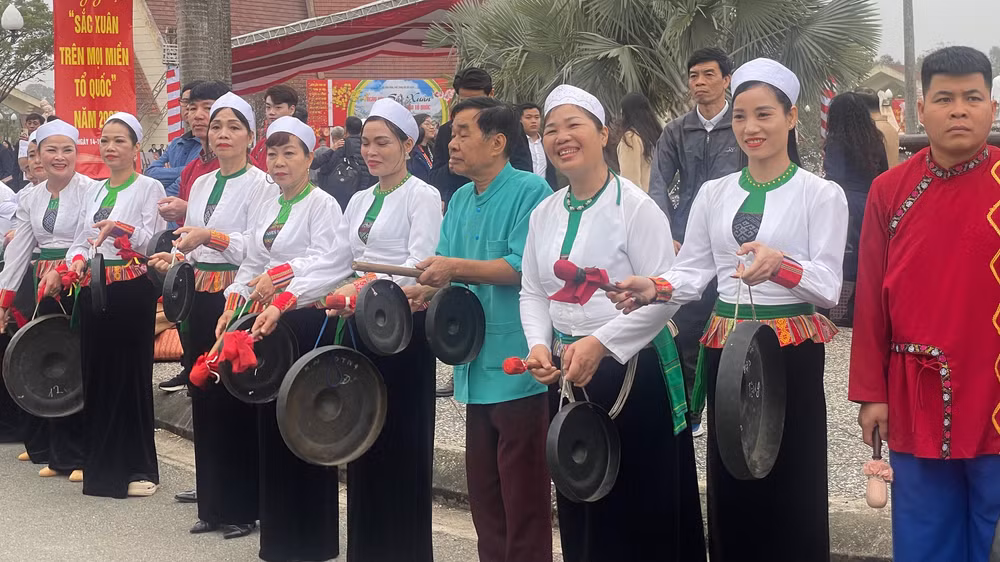 Đồng bào Mường đánh chiêng mừng khách đến tham quan trong dịp Xuân Ất Tỵ 2025.
