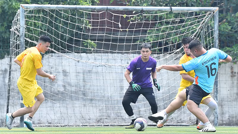 Các cầu thủ Báo Nhân Dân thi đấu đầy nỗ lực, nhưng chỉ trong một phút mất tập trung đã để cho cầu thủ đội bạn chớp thời cơ nâng tỷ số lên thành 2-1 khi trận đấu chỉ còn 2 phút là hết thời gian chính thức.