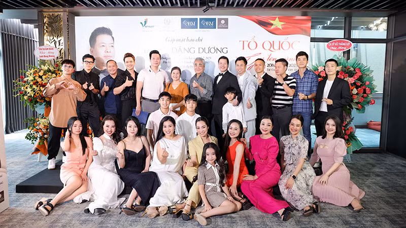 Các nghệ sĩ đến chia vui cùng NSƯT Đăng Dương.