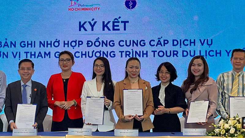 Đại diện các doanh nghiệp lữ hành, đơn vị y tế hợp tác phát triển sản phẩm du lịch y tế.