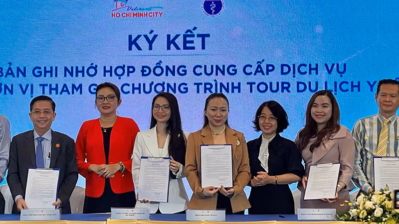Đại diện các doanh nghiệp lữ hành, đơn vị y tế hợp tác phát triển sản phẩm du lịch y tế.
