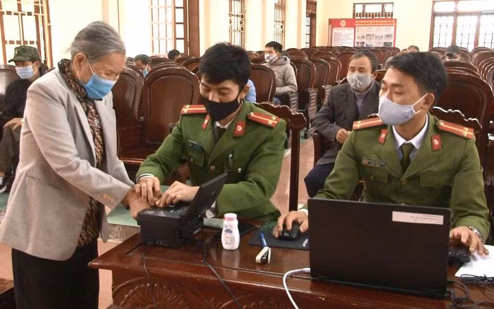 Cảnh sát quản lý hành chính về trật tự xã hội làm thủ tục cấp căn cước công dân gắn chíp điện tử cho người dân. 