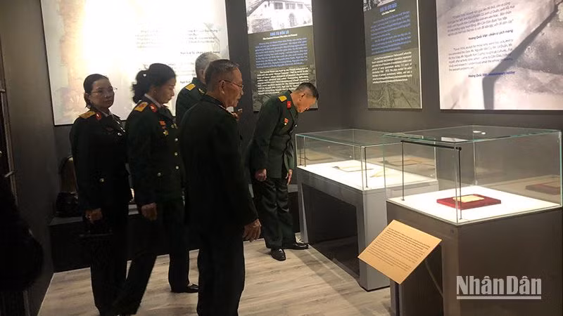 Nhiều hiện vật, tư liệu quý được trưng bày tại triển lãm.