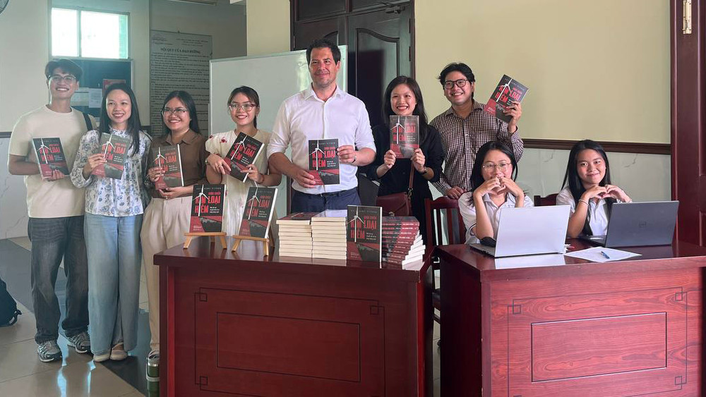 Tác giả Guillaume Pitron cùng các sinh viên trước buổi Tọa đàm “ Địa kinh tế và chính trị của kim loại hiếm: Bài học từ mặt tối của công nghệ sạch” do Omega+ cùng với Khoa Quan hệ quốc tế trường Đại học Xã hội Nhân văn Thành phố Hồ Chí Minh tổ chức. (Ảnh: Omega Plus Books)