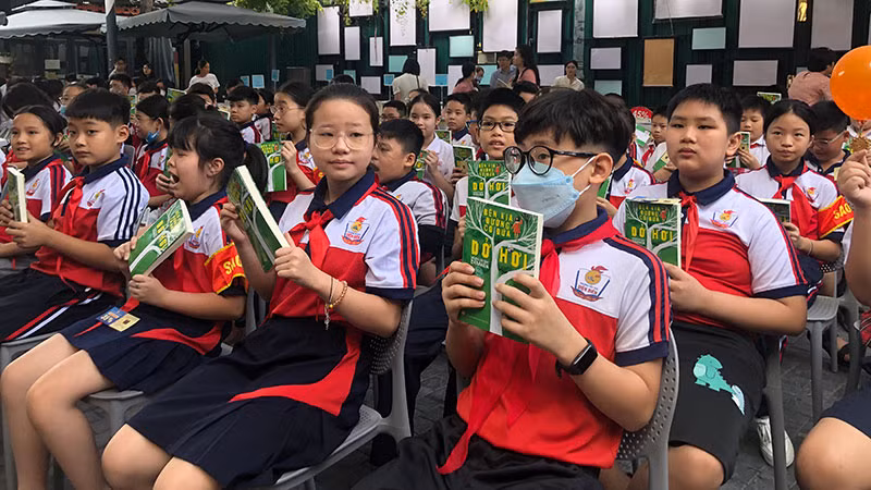 Các em học sinh tham dự một sự kiện giao lưu sách ở Phố Sách Hà Nội.