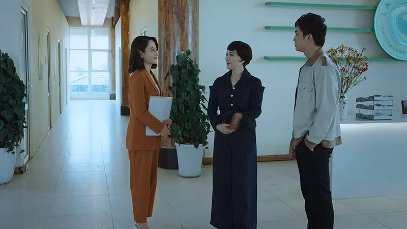 Việt Hoa (trái) vào vai nữ thư ký bản lĩnh, lạnh lùng.