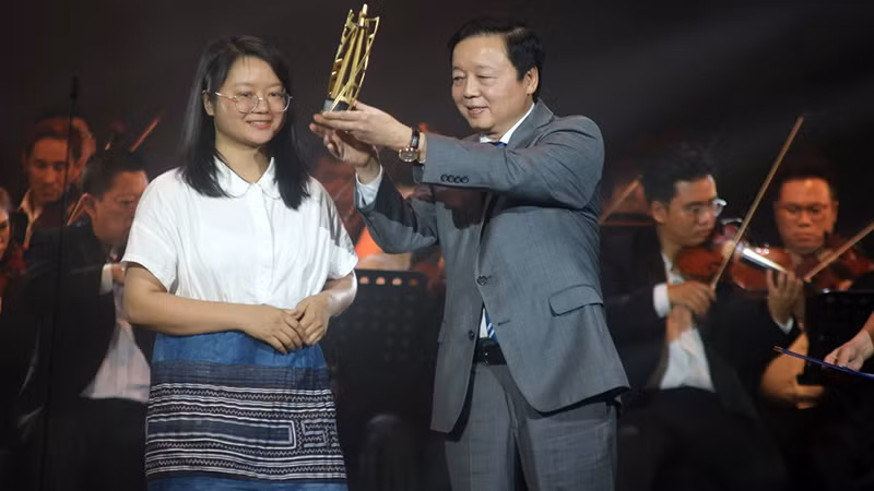 Phó Thủ tướng Trần Hồng Hà trao giải cho đạo diễn trẻ Hà Lệ Diễm tại lễ bế mạc Liên hoan phim năm 2023. (Ảnh: Ban tổ chức)