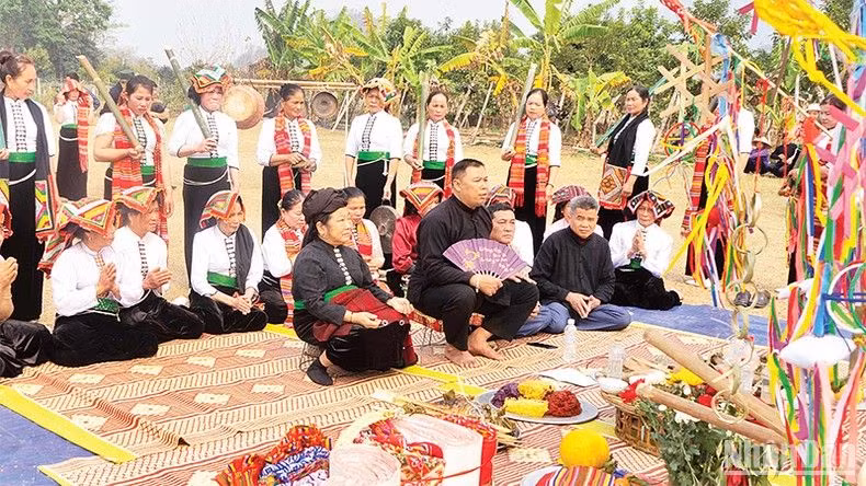 Lễ cầu mưa của người dân tộc Thái ở xã Mường Sang, huyện Mộc Châu, Sơn La. (Ảnh: QUỐC TUẤN)