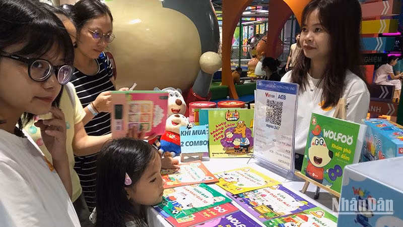 Đông đảo phụ huynh và bạn nhỏ quan tâm đến bộ sách ngay khi vừa phát hành.